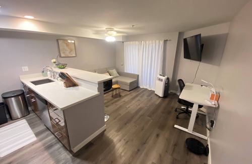 South Lake Union Condo | Belltown Heart 1BR, Air Conditioner, FREE Parking, next to Space Needle