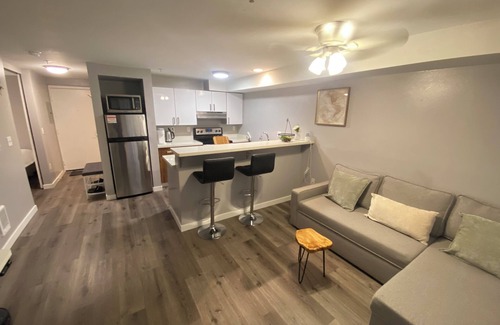 South Lake Union Condo | Belltown Heart 1BR, Air Conditioner, FREE Parking, next to Space Needle