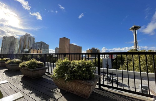 Belltown Apartment | Belltown oasis: Space Needle, MOPOP, Chihuly