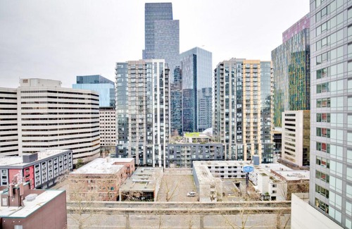 Belltown Apartment | Belltown Studio w Parking Gym easy commute SEA-292