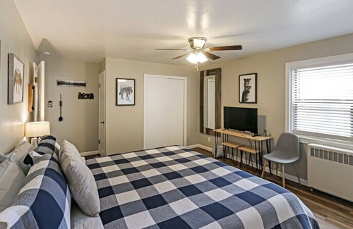 Cloudcroft Apartment | Below The Pines Retreat - Downtown w/King Bed