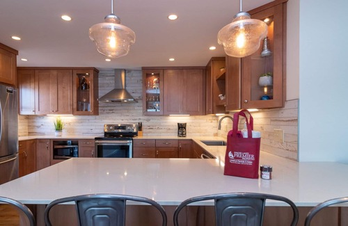 Valois House | Below the Vineyard: Ideal Lakeside Retreat!