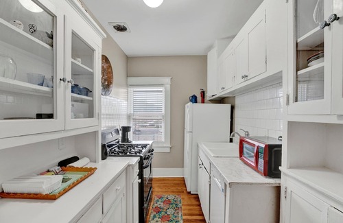 Central Gardens Apartment | Belvedere Manor 4 Quiet 1-king bed apt Memphis Midtown, 4min to hospital, up
