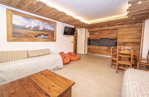 Sauze d'Oulx Ski Chalet | Belvilla by OYO Miramonti 2 Trilocale 6 pax