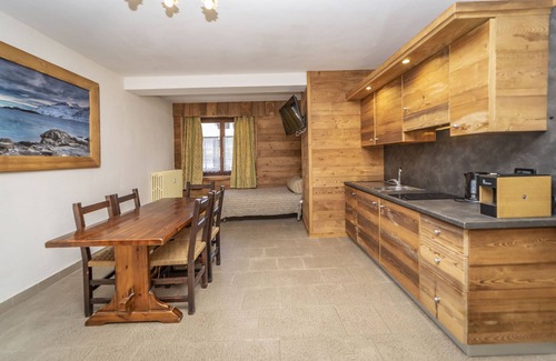 Sauze d'Oulx Ski Chalet | Belvilla by OYO Miramonti 3 Bilocale 5 pax