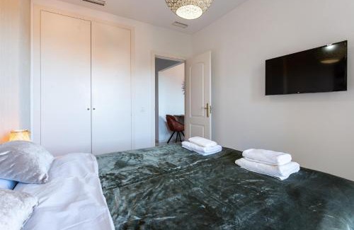 Torrequebrada Apartment | Benalmadena beachfront retreat big balcony and city sea views