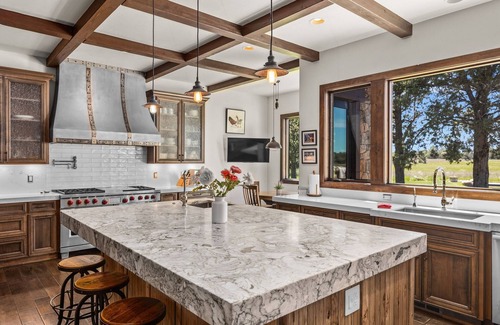 Bend House | Bend Luxury Escape: Mountain Views with Hot Tub, Sauna & More!