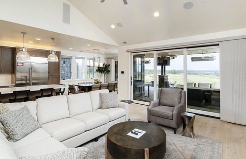 Bend House | Bend Luxury ~ golf/mtn views ~ indoor/outdoor living ~ resort amenities ~ wifi