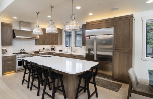 Bend House | Bend Luxury ~ golf/mtn views ~ indoor/outdoor living ~ resort amenities ~ wifi