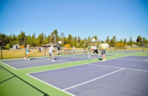 Three Rivers Resort | Bend-Sunriver Camping Resort 24 ft. Yurt 9
