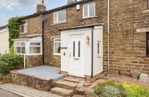 Belthorn Cottage | BENDIGEDIG, pet friendly, with a garden in Belthorn