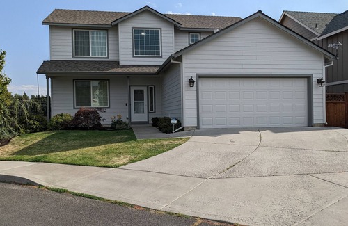 Mountain View House | Bendite 3BR Home on the Canal for Families and Groups