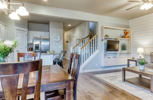 Larkspur House | Bend’s Artful Adventure – Picturesque 4 BDR Minutes to Downtown, Skiing