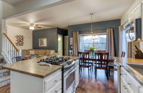 Larkspur House | Bend’s Artful Adventure – Picturesque 4 BDR Minutes to Downtown, Skiing