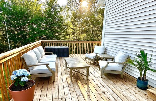 Botsford Cottage | Bent Brook Beach House - Private, pet friendly, beach access, central location