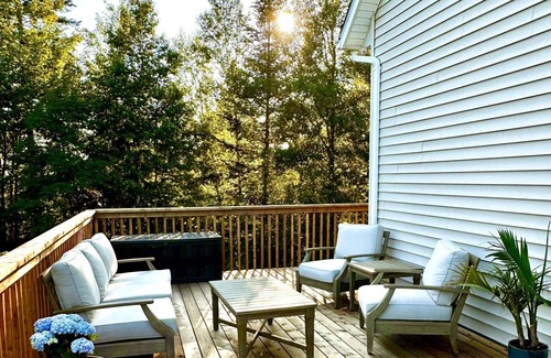 Botsford Cottage | Bent Brook Beach House - Private, pet friendly, beach access, central location