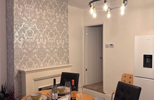 Wolverhampton House | Bentley Bridge Wolverhampton 3 Bedrooms House - Perfect for short or Long stay