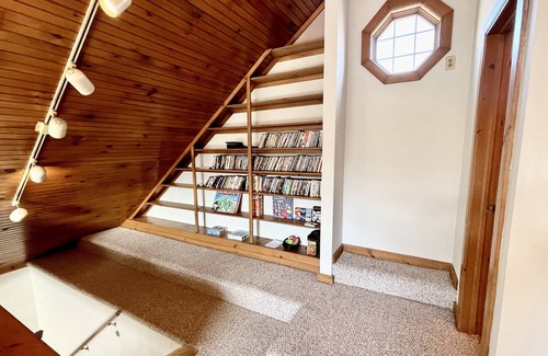 Berkeley Springs Cabin | Berkeley Inn Cabin W/ hot tub- across Street from the state park
