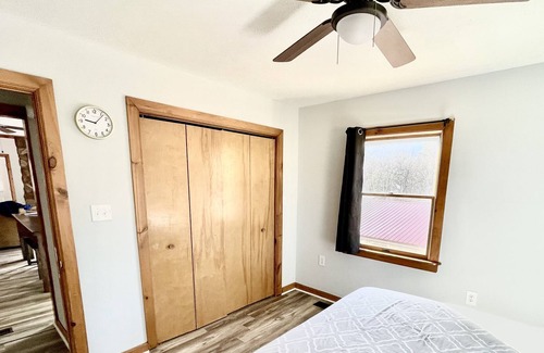Berkeley Springs Cabin | Berkeley Inn Cabin W/ hot tub- across Street from the state park