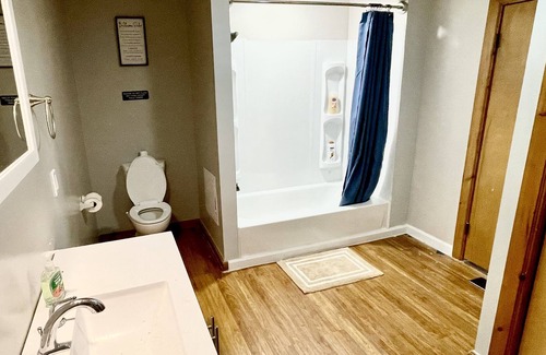 Berkeley Springs Cabin | Berkeley Inn Cabin W/ hot tub- across Street from the state park