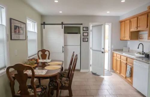 Western House | Berkeley Park Charmer! Lovely cottage home. Convenient and quiet location.