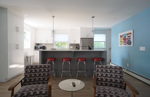 Pittsfield House | Berkshire Lake Beauty-Modern Amenities On The Lake