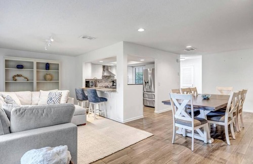 Palm Valley House | Bermuda Bungalow - 3BR stay w BBQ