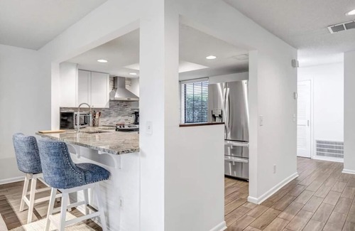 Palm Valley House | Bermuda Bungalow - 3BR stay w BBQ