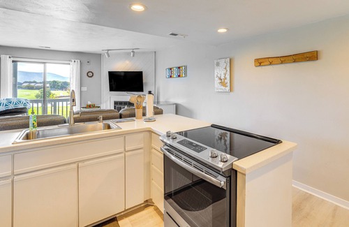 North Shore Condo | Bernard's Landing Condo - Includes Linens!