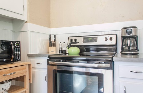 Old Bend House | Bernhard Justice- Salt Hot Tub, 100+ Wifi, Gas Firepl, EV plug, Walkable!