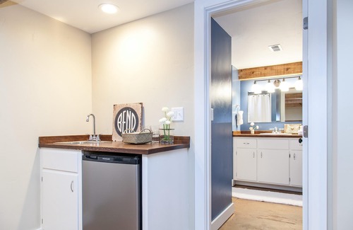 Old Bend House | Bernhard Justice- Salt Hot Tub, 100+ Wifi, Gas Firepl, EV plug, Walkable!