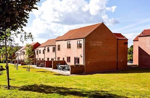 Ruswarp Cottage | BERRY BANKS COTTAGE, family friendly, with a garden in Whitby