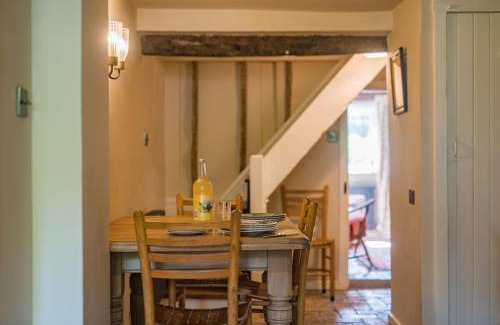 Robertsbridge House | Bertie's Cottage by Keepers Cottages