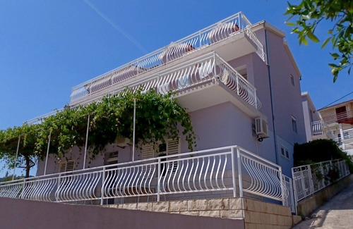 Brna Apartment | Bertie's Lodge - Four Bedroom Apartment(A4)