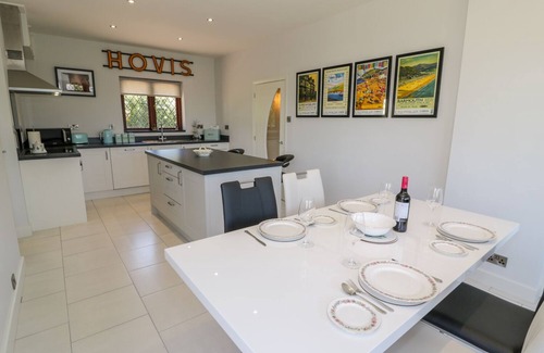 Talybont Cottage | BERWYN, family friendly, with hot tub in Talybont