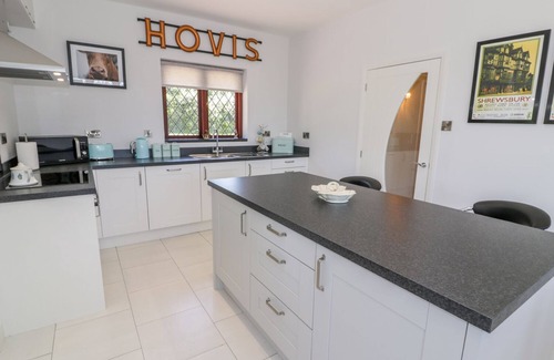 Talybont Cottage | BERWYN, family friendly, with hot tub in Talybont