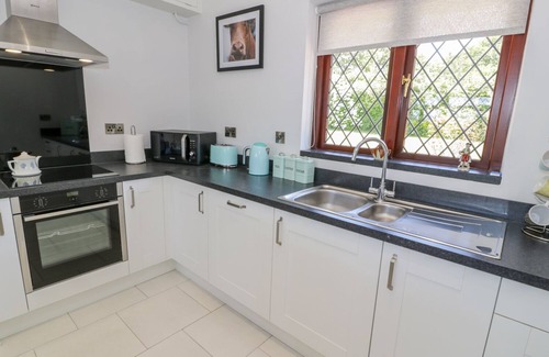 Talybont Cottage | BERWYN, family friendly, with hot tub in Talybont