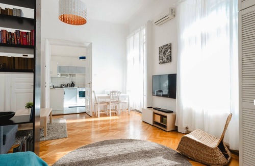 Inner City Budapest Apartment | Beside the Danube, UNESCO location with A/C. Quiet building in the City Centre