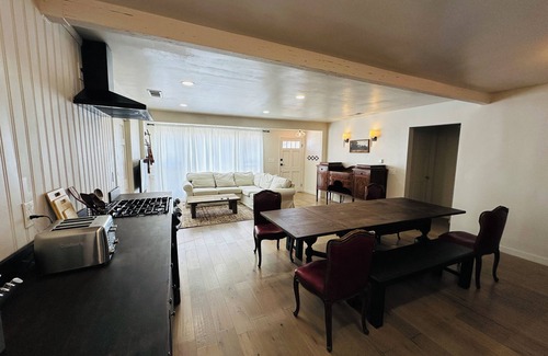 West Athens House | Bespoke 3-bedroom cottage with AC in vibrant Los Angeles near LAX/Sofi/Kia Forum