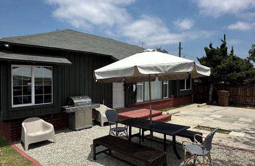 West Athens House | Bespoke 3-bedroom cottage with AC in vibrant Los Angeles near LAX/Sofi/Kia Forum