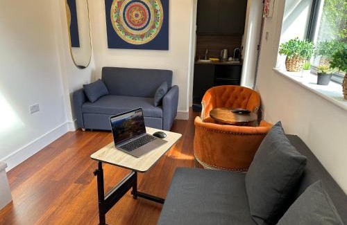 Hendon House | Bespoke Gallery guesthouse