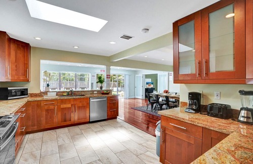 South Lake House | Best Area Spacious 4BR Heated Pool Mins To Beach