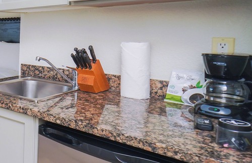 Crystal Harbour Apartment | Best Choice! With Free Breakfast, Free Parking, Outdoor Pool!
