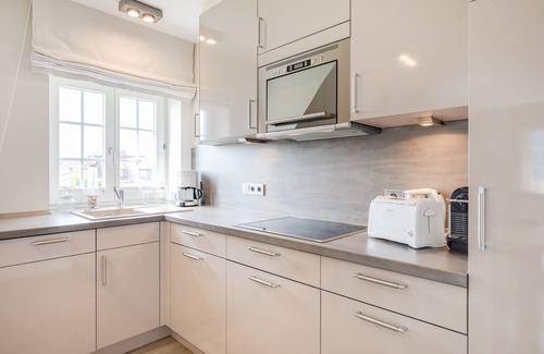 Wenningstedt-Braderup Apartment | Bestlage Zwischen Dorfteich & Dünen. Traumhaftes Landhaus im Friesenstil