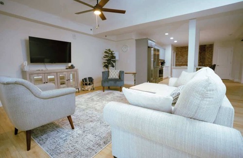 Downtown Apartment | Best Downtown Lexington location! + free parking