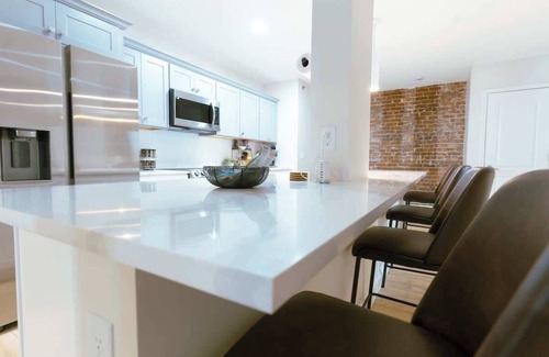 Downtown Apartment | Best Downtown Lexington location! + free parking