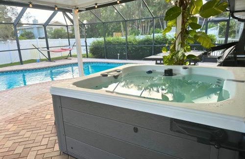 Palma Sola House | Best Fall Rates! Heated Pool, Hot Tub, Family Fun Games, near Anna Maria Island & IMG