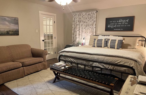 Canton Bed & Breakfast | Best Getaway in East TX! ElKen Retreat:Spa,Pool,Hot tub,Massage,Breakfast,Relax