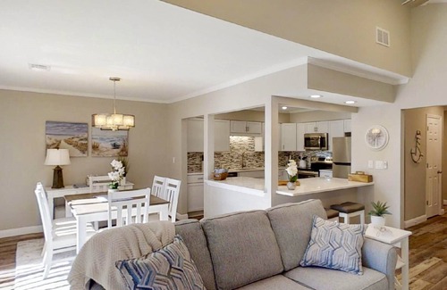 Shipyard Plantation House | Best Location-Shipyard, Walk to Beach, Updated, Private Deck, Pool, Golf & Tennis, Guest Favorite