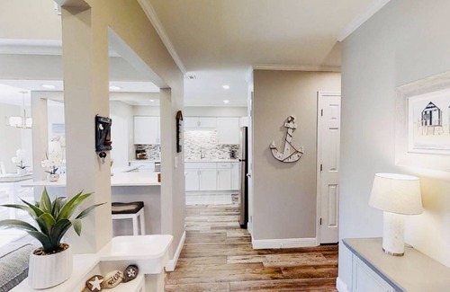 Shipyard Plantation House | Best Location-Shipyard, Walk to Beach, Updated, Private Deck, Pool, Golf & Tennis, Guest Favorite